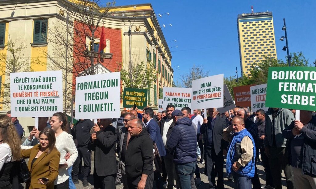 Fermerët nisin protestat pas heqjes së naftës falas, ekspertët: Skema e re rrit kostot